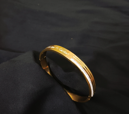 LoveLine Luxe Cuff – Engraved gold bangle