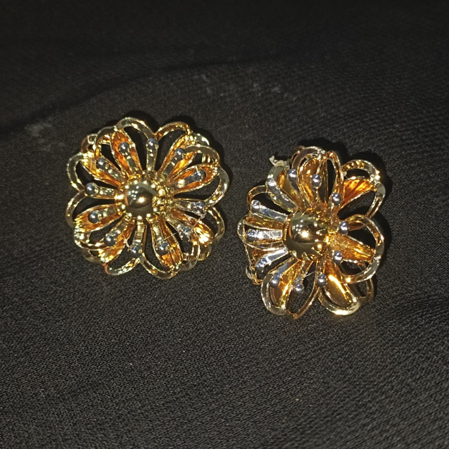 Sunbloom Studs – Radiant floral earrings